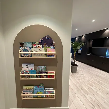 Modern Large 3-bed Near Arena 2025 Βίλα