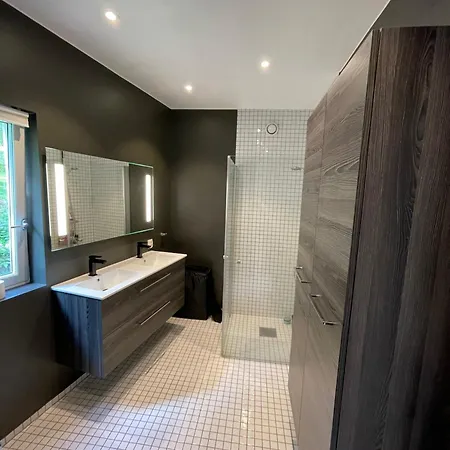 Modern Large 3-bed Near Arena 2025 Βίλα
