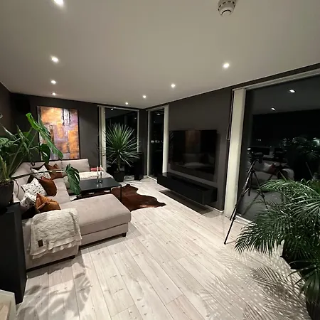 Modern Large 3-bed Near Arena 2025 Βίλα *